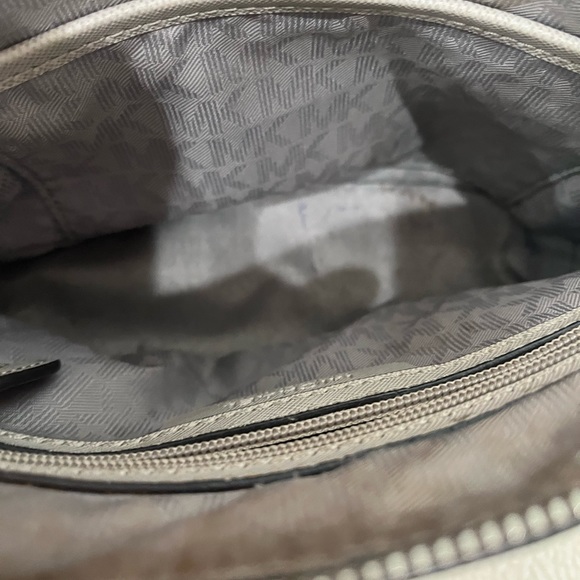 Michale Kors crossbody - Picture 4 of 9